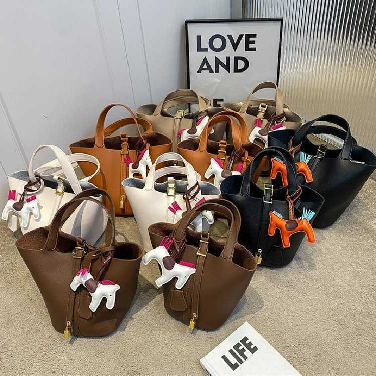 

Handbags Luxury Designer Birk Genuine Leather Cons Niche Design Bag 2022 Fashion Messenger Texture Portable Bucket, White3