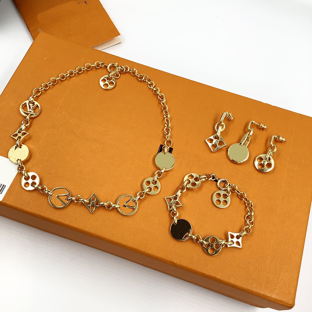 

Luxury Jewelry Designer Necklace Chains Accessories Include Bracelet Rings Gold Pendant Necklaces For Women Classical Type 22112303CZ