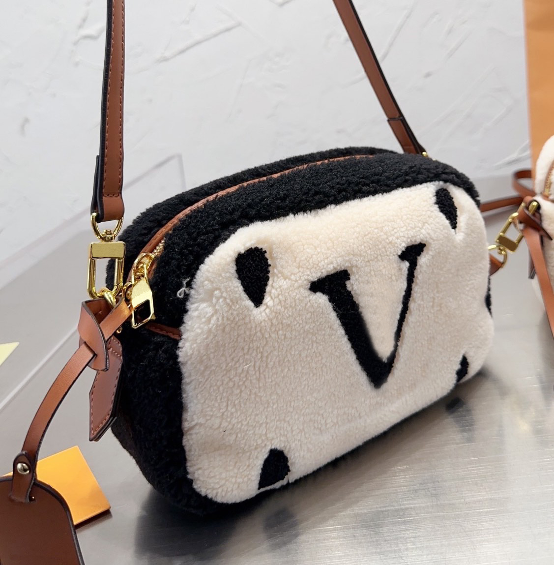 

Luxury cross body plush bag Womens designer camera bag Winter fashion temperament shoulder bags 5A top lady purse handbags, Make up for price
