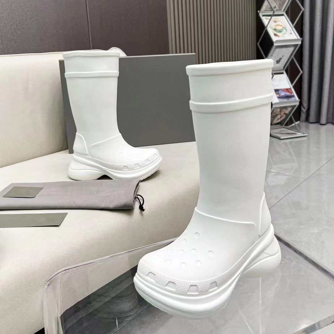 

2023 New Graphy Martin Boots Black open brim beaded leather fabric with gold metal 35-40 size belt box