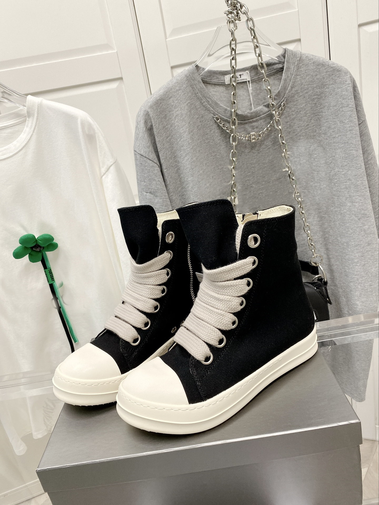 

Designer Owen Man Rick Boots Women Canvas High Boot Breathable Black Lace Up Light Shoes Rubber Sole Fashion Genuine Pentagram Shoelace Creamy Sole Size 35-47 ZB36