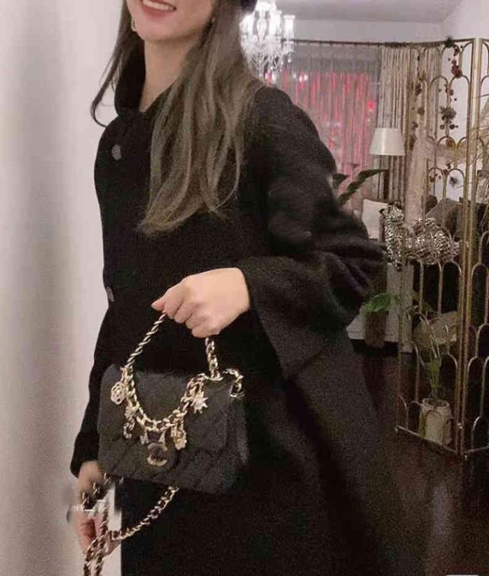 

Designer Channel Bag Tote Handbag Man Woman Black New Chaogang Small Fragrance Badge Lingge Chain Versatile Style Messenger Should8389716, 1111