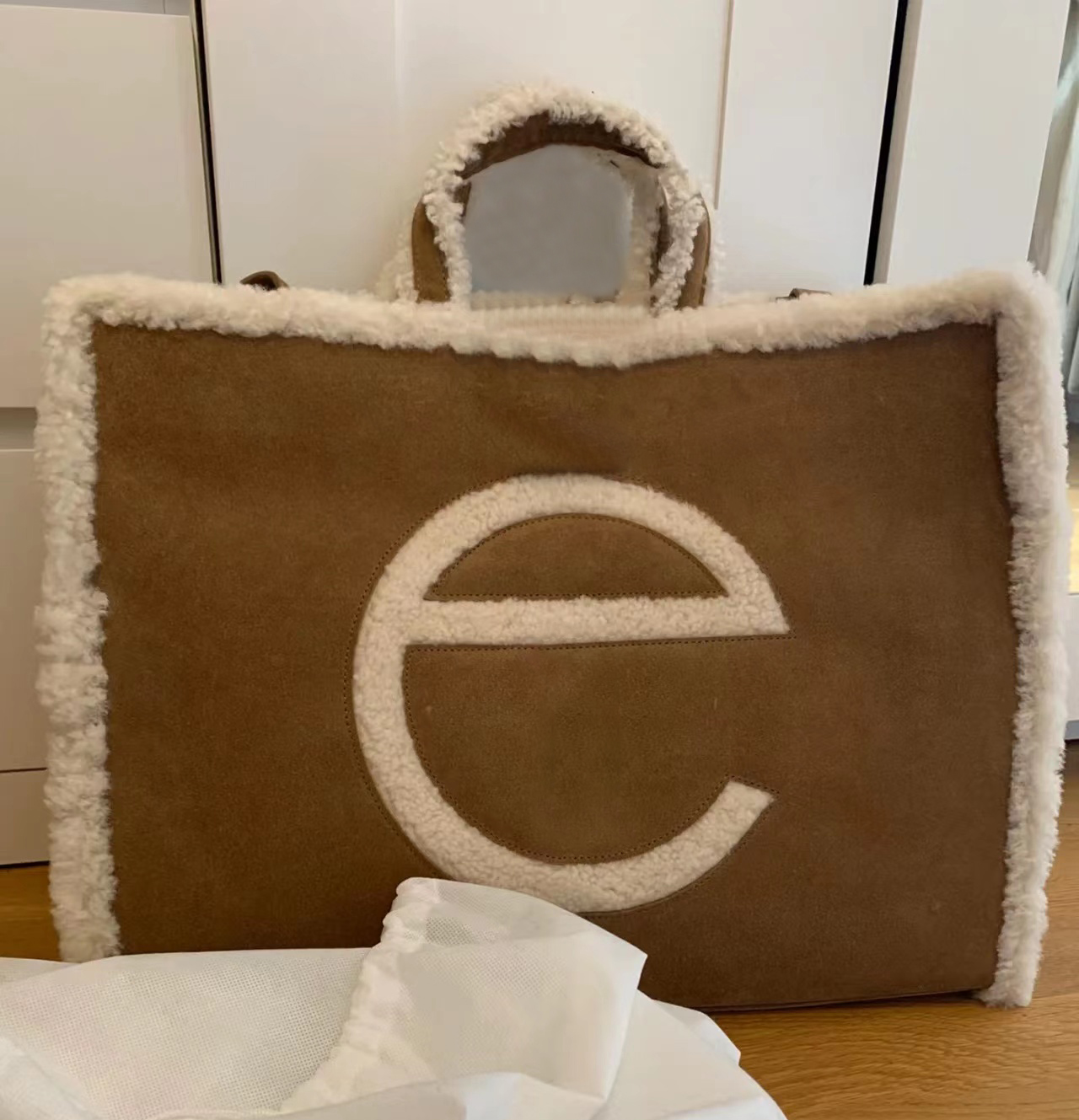 

luxury WGG joint name large Bag teddy velour Suede duffle Womens clutch bags Luxury Designer tote mens fashion Crossbody Shoulder wallets Winter weekend basket Soft, Brown