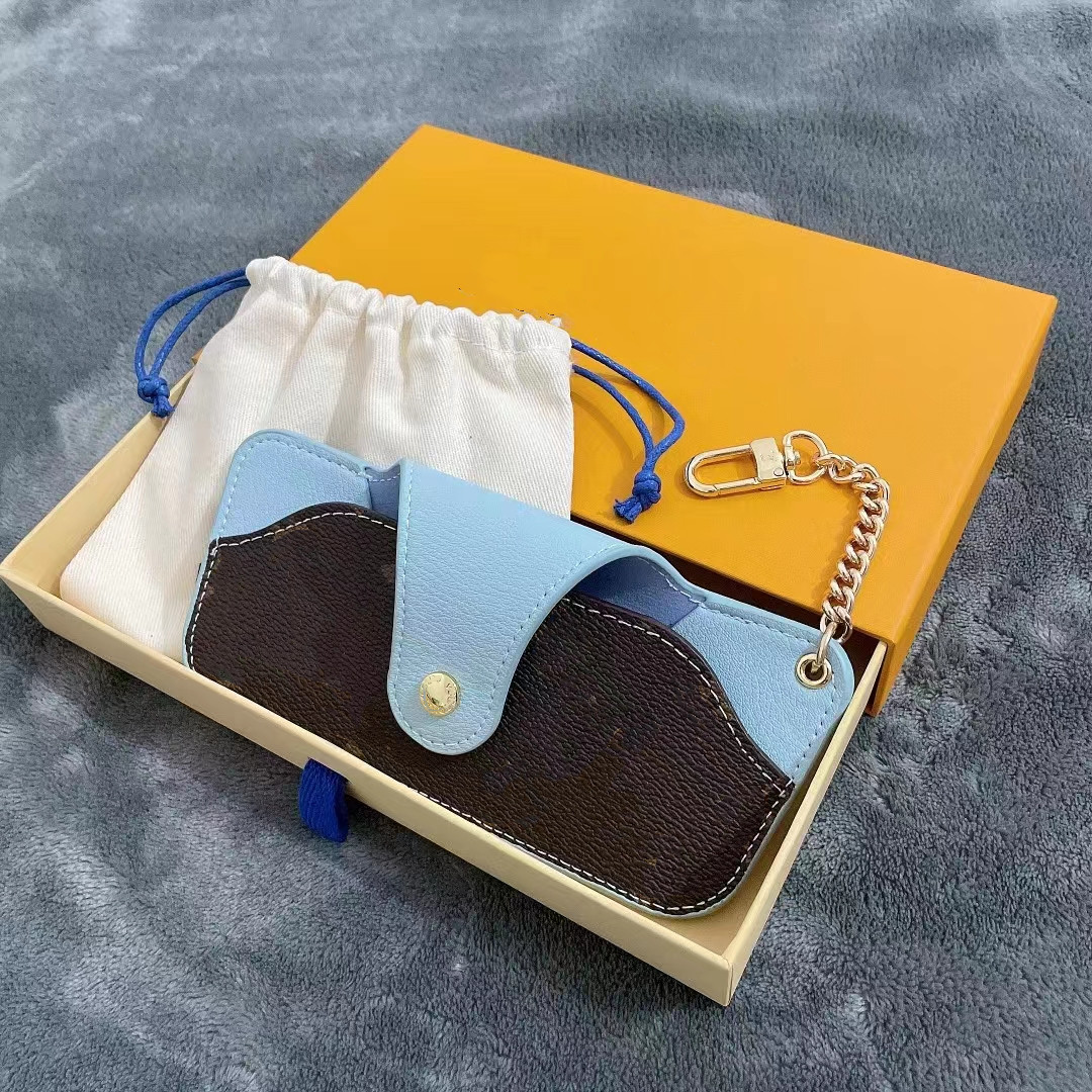 

Designer Leather Glass bag Keychain Key ring WITH BOX Fashion sunglasses Cases Pendant Car Chain Pandents Charm Brown Flower Keychains Gifts Accessories