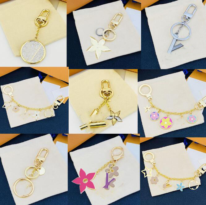 

23ss New Style Fashion Key Buckle Car Keychain Handmade Leather Keychains Men Women Bag Pendant Accessories