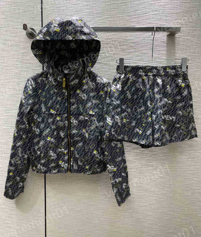 

Womens Two Piece Pants 22ss Limited Collection Logo Jacquard Hooded Jacket And Casual Shorts 2 Piece Sets Luxury High Quality Designer Women Tracksuits