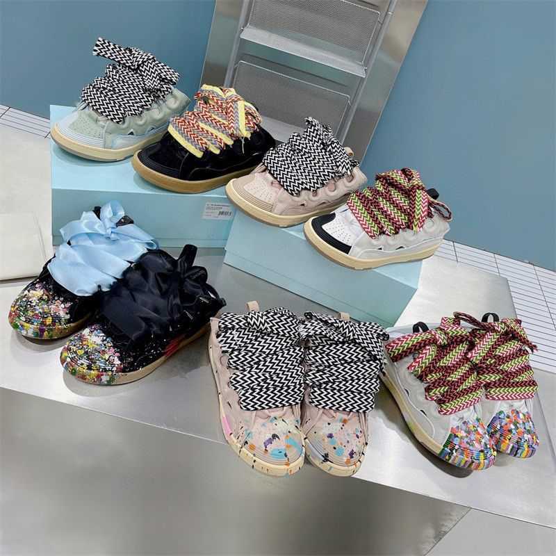 

2022 Dress Shoes Designer Inline Roller Skates Designer Sneakers Women Versatile Couple Skateboarding Sneaker Bread Shoes