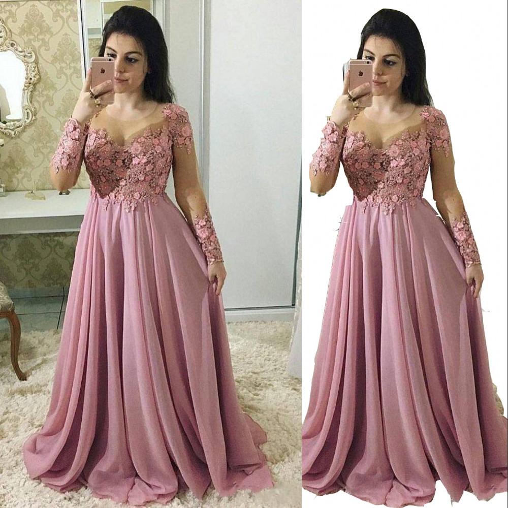 

2023 Mother Of The Bride Dresses Dusty Pink Long Sleeves Jewel Neck Lace Appliques Chiffon Hand Made Flowers Beaded Party Evening Wedding Guest Gowns