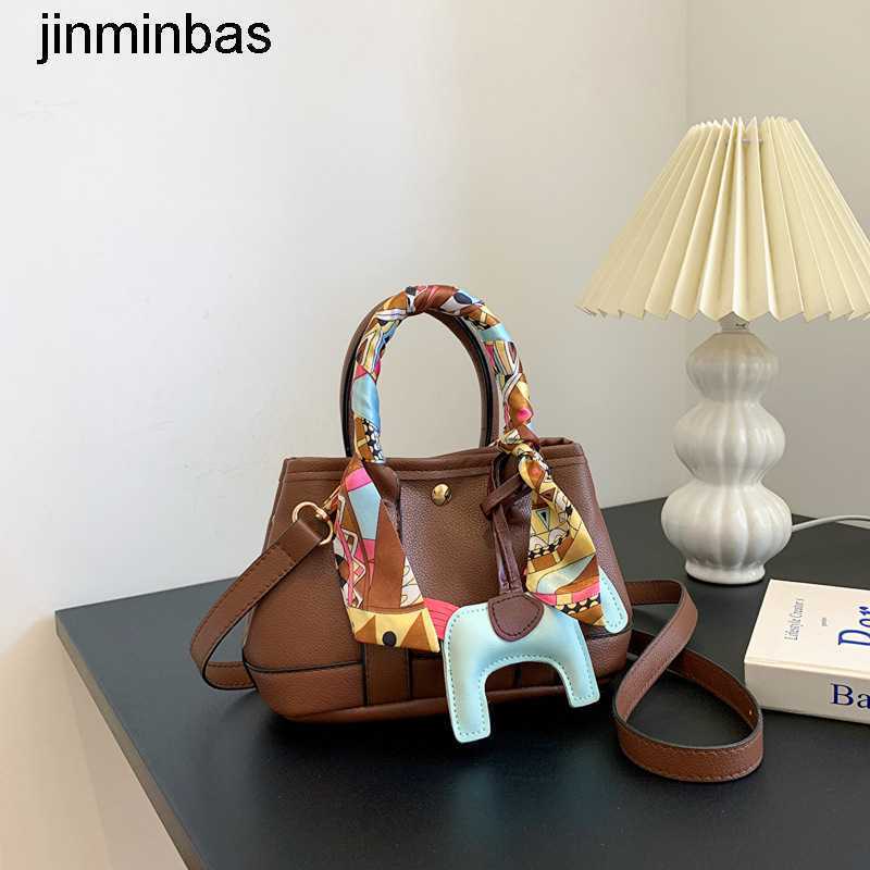 

Handbag Shop 80% Wholesale and Retail Bag Women's 2023 Autumn New Wtern Style One Shoulder Tote Pony Pendant Crossbody Handbag, White