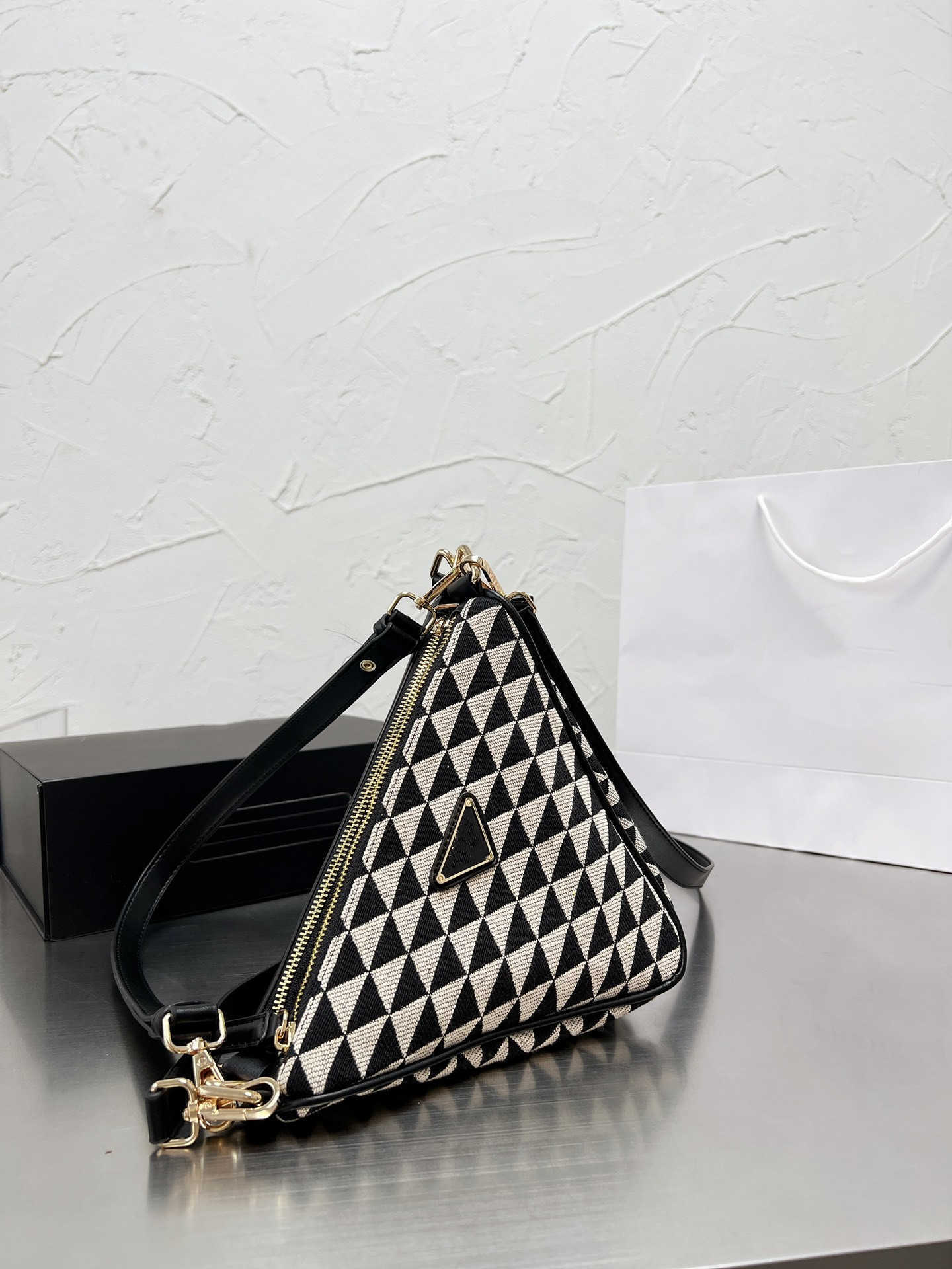 

Fall Prad 2022 Triangle Bags 10 Days Arrival Designer Handbags Fashion and Versatile Underarm Bags Crossbody Shoulder Zippers Two-color stitching, White