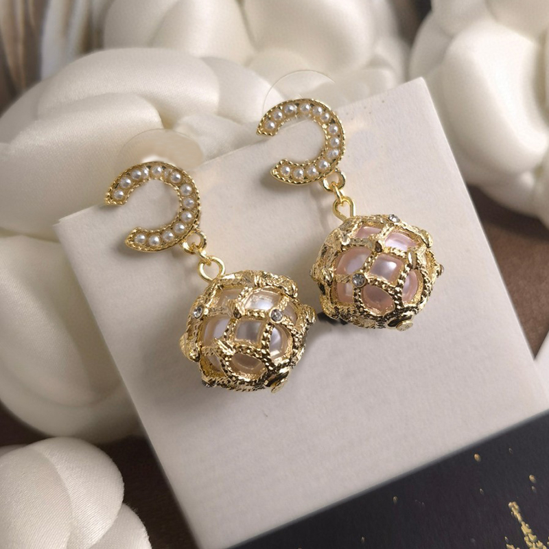 

Luxury Pearl Earrings Designer For Women Charm Jewelry Woven Mesh Gold Earring C Dangle Hoops Elegant Ladies Wedding Earings With Box
