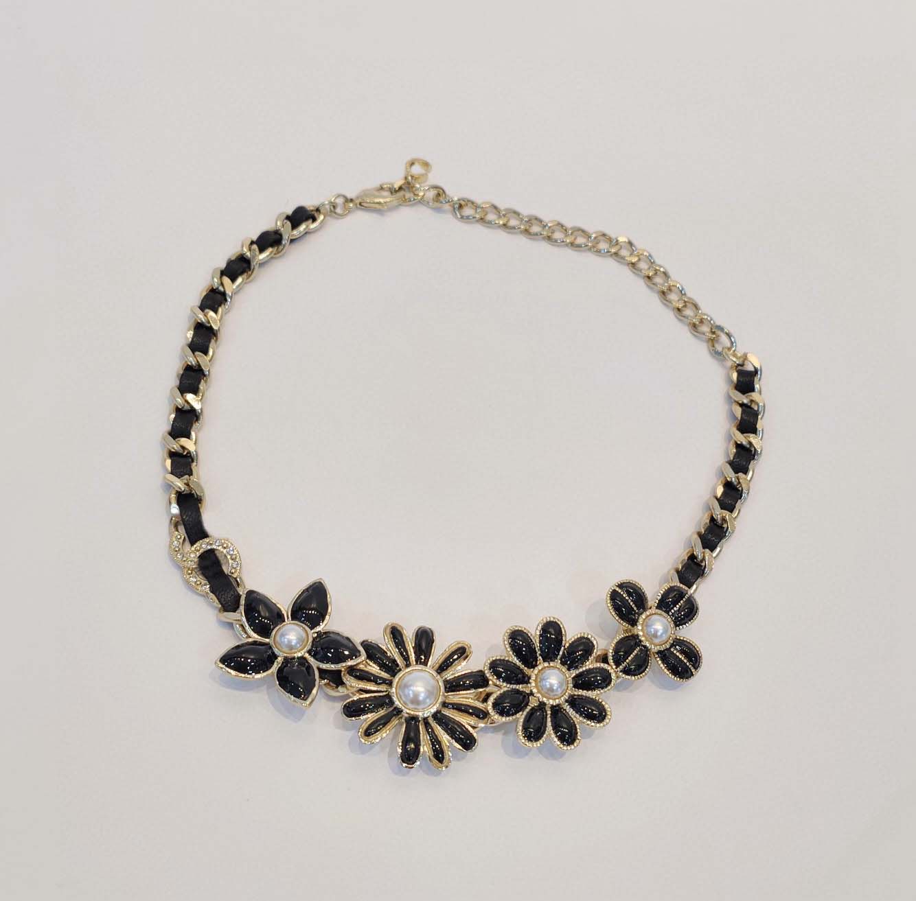 

2022 Luxury quality Charm pendant necklace with black enamel color and genuine leahter in 18k gold plated have box stamp PS4446A