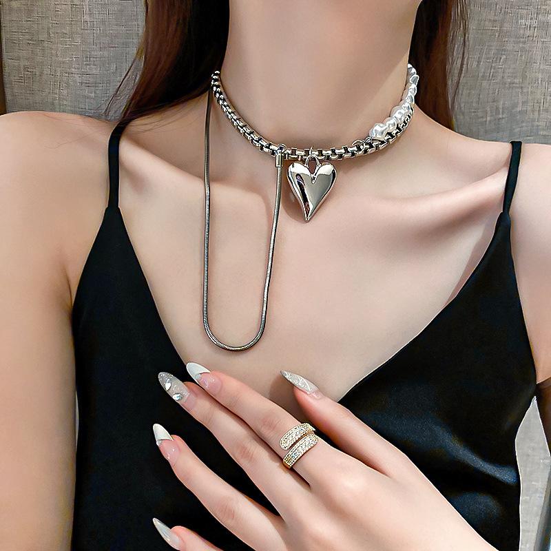 

Choker Silver Color Heart Pendant Necklace For Women Imitation Pearls Clavicle Chain Short Necklaces Box Chains 2022 Simple