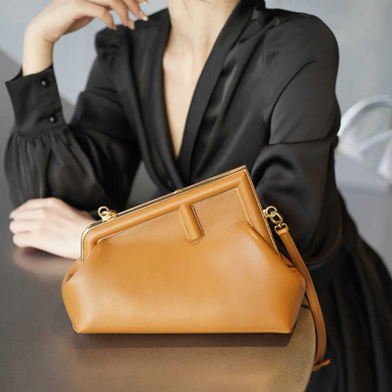 

designer fen handbag 2022 first clip cloud chain strip f hand leather high-grade One Shoulder Messenger Bag female, Caramel medium