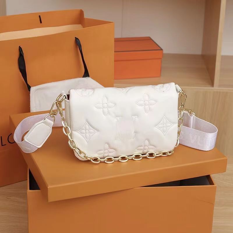 

2022 Luxury Chain Embossed Premium Solid Versatile One Shoulder Crossbody Dinner Small Square Bag, Black