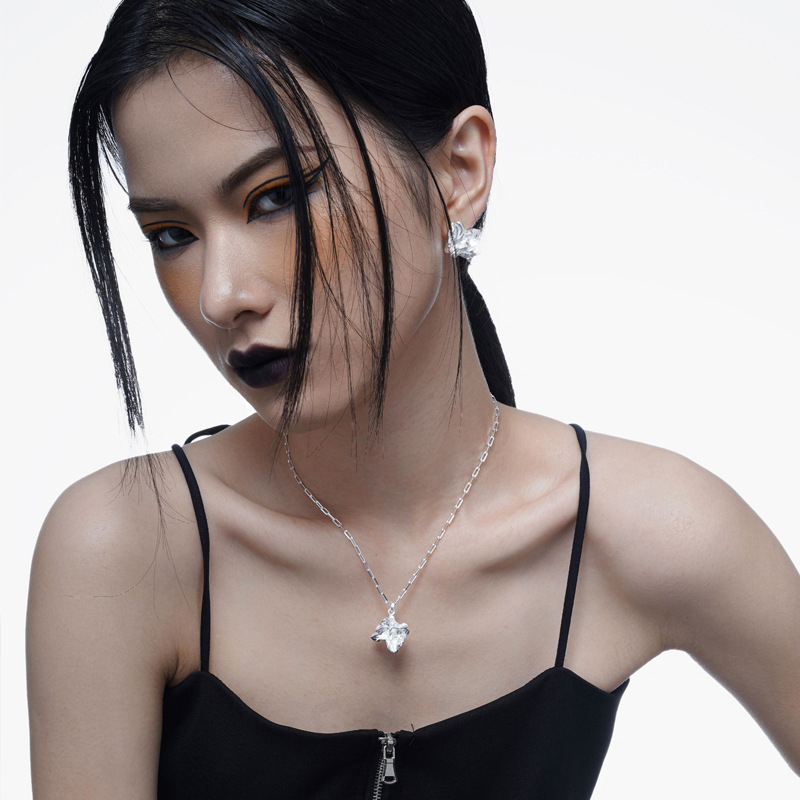 

2023 New Pendant Necklaces Euro-n Style Simple Niche Heavy Industry S925 Sterling Silver Foil Texture Necklace Long Texture Sweater Chain