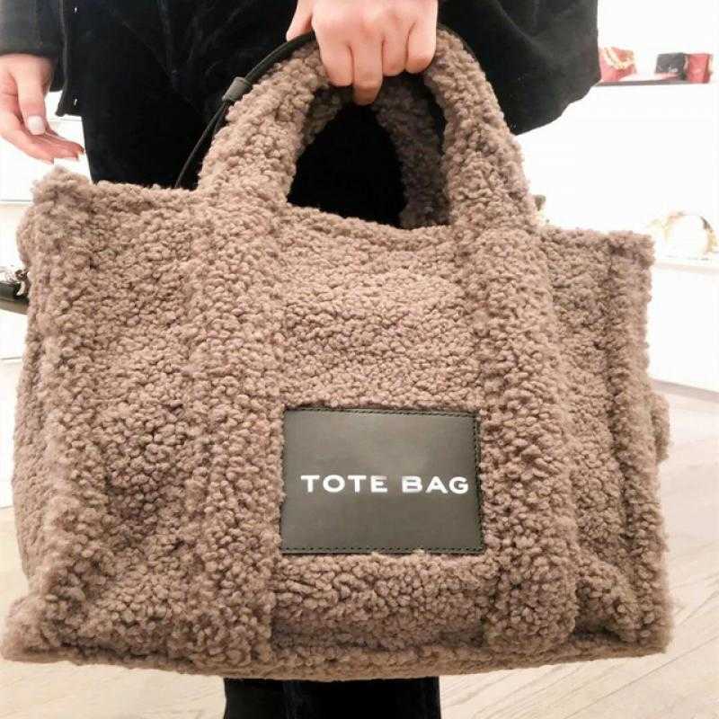 

Totes Lambswool Big Totes Women Plush Large-capacity Handbags Female Faux Fur Brand Designer Shoulder Crossbody Bag Top-Handle Purses Y2211, Brwon