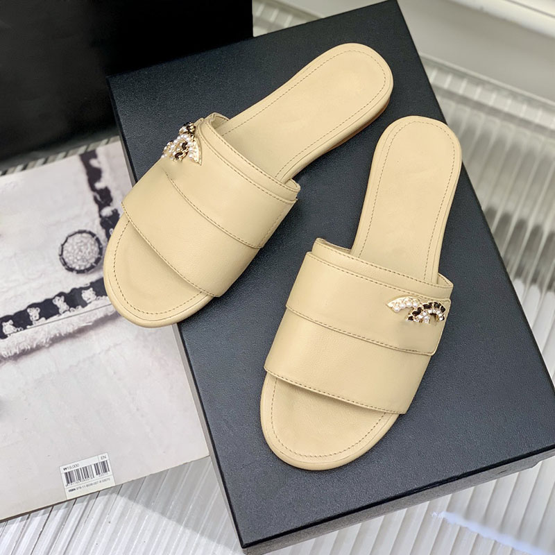 

Classic Womens Slipper Real Leather With Chain Faux Pearl Strass Flat Low Heels Mules Designer Slides 23ss Beach Shoes Outdoor Casual Flip Flops For Shower Room, Black
