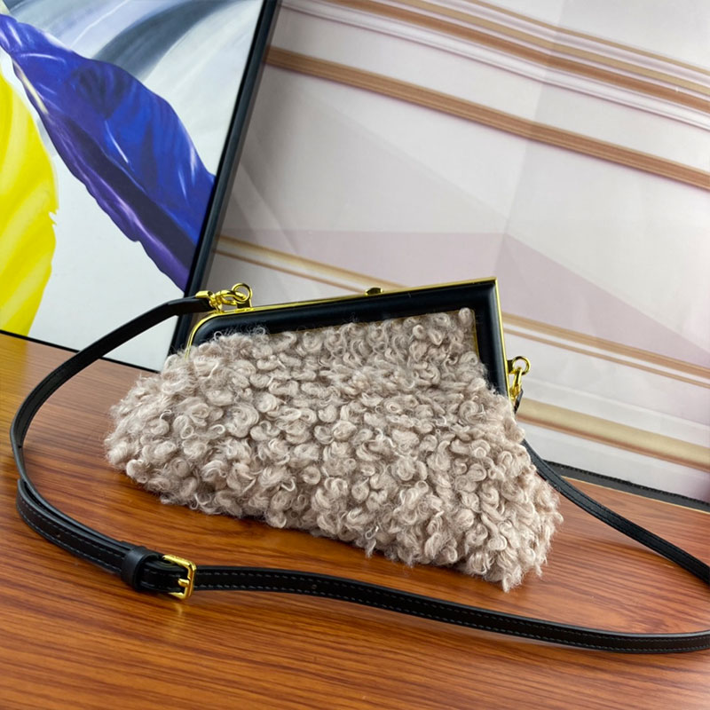 

New First Hand Clip Shoulder Bag Women Wool Handbags Purse Removable Leather Strap Gold Hardware Inside Fashion Letters Lady Cross Body Bags Plain Dinner Wallets