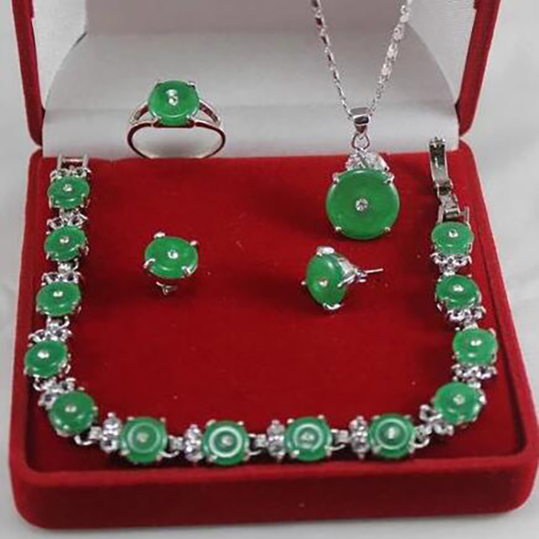 

new design wonderful green fine jade Necklace bracelet earrings ring pendant set