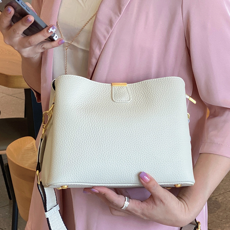 

2022 New Versatile Bucket Bag Large Capacity Cowhide Crossbody Bag Soft Leather Women's One Shoulder Crossbody Bags 169#, White