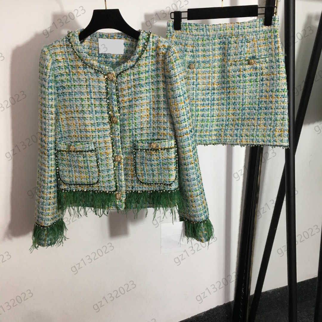 

Womens Two Piece Dresses Diamond Pearl Fringe Design Tweed Round Neck Long Sleeves Jackets Collocation Slim Half Skirt Luxury Designer Commuting Women Clothes