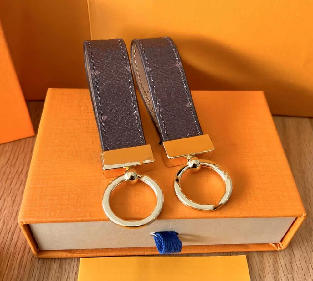 

2022 Keychain Brand Designer Key Chain Mens Luxury Car Keyring Womens Buckle Keychains Handmade Leather Men Women Bags Pendant Accessories Multicolor