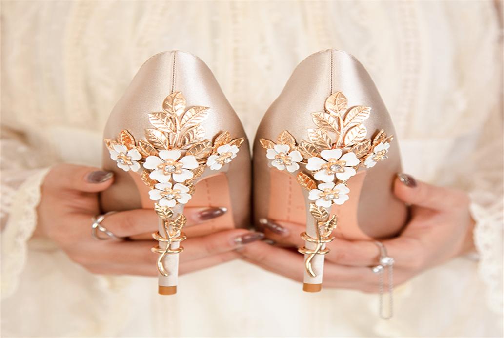 

Sexy Designer Rose Gold Wedding Shoes for Women Fashion Metal Flowers Pointed Rhinestones Crystal Thin high Pumps Heels For Bride 7241802, White