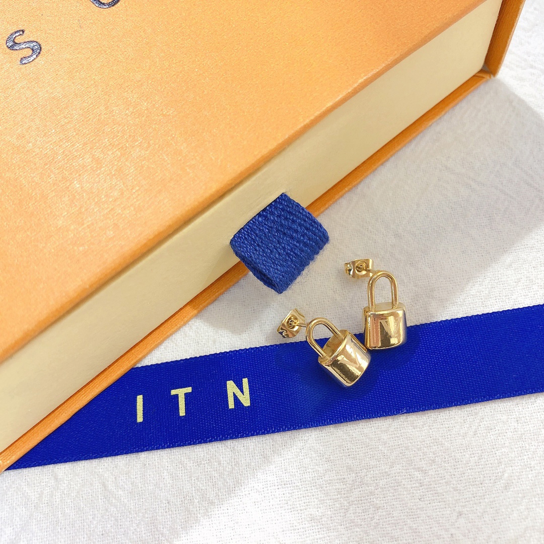 

18k Gold Plated Earrings Charm Earings Design Fashionable Letters For Women Earrings Luxury Designer Jewelry Locks Couples Family Gifts Packaging Wedding Party