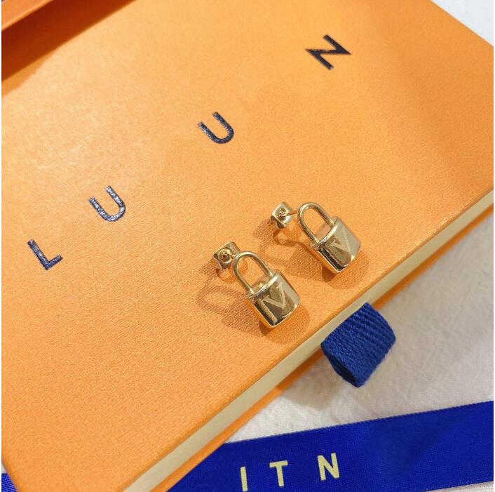 

18k Gold-plated Earrings Charm Earring Design Fashionable Letters for Women Earrings Luxury Designer Jewelry Locks Family Gifts Packaging Wedding Party A581