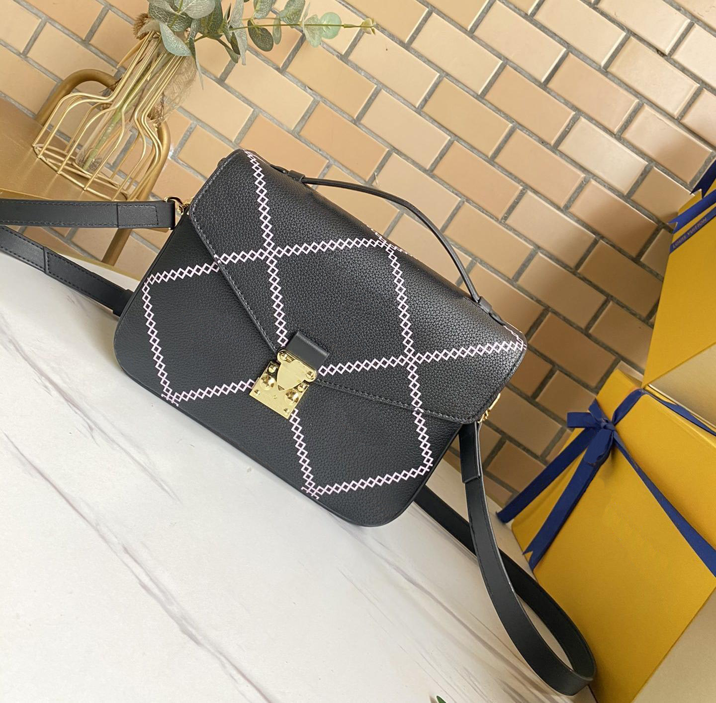 

Stylish new printed leather shoulder-back cross-body bag with elegant handles and detachable straps paired with S-Lock locks, Bag accessory one pcs