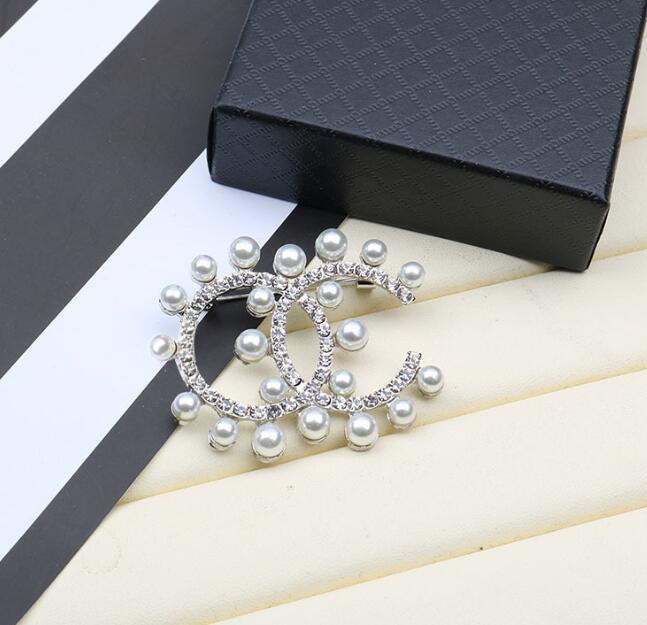 20style Luxury Brand Letter Designer Brooches Women Men 18K Gold Plated Lapel Pins Crystal Tassel Brooch Pearl Pin Party Fashion Accessorie