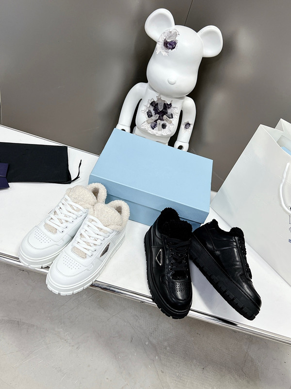 

2022 new high configuration triangle logo casual shoes thick soled wool integrated women's shoess lace up casuals sports shoe plus wools thermal women single shoes, Black