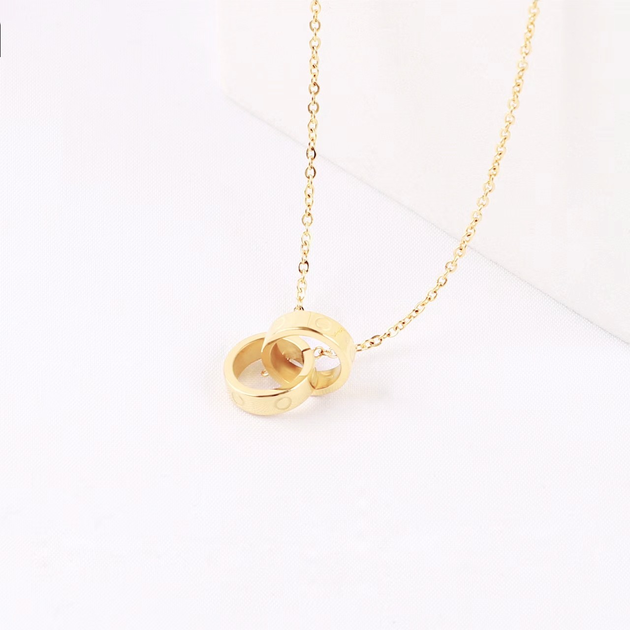 

18K Gold Pendant Designer Women's Necklace Classic Charming Girl Valentine's Day Love Gift 316L Titanium Jewelry