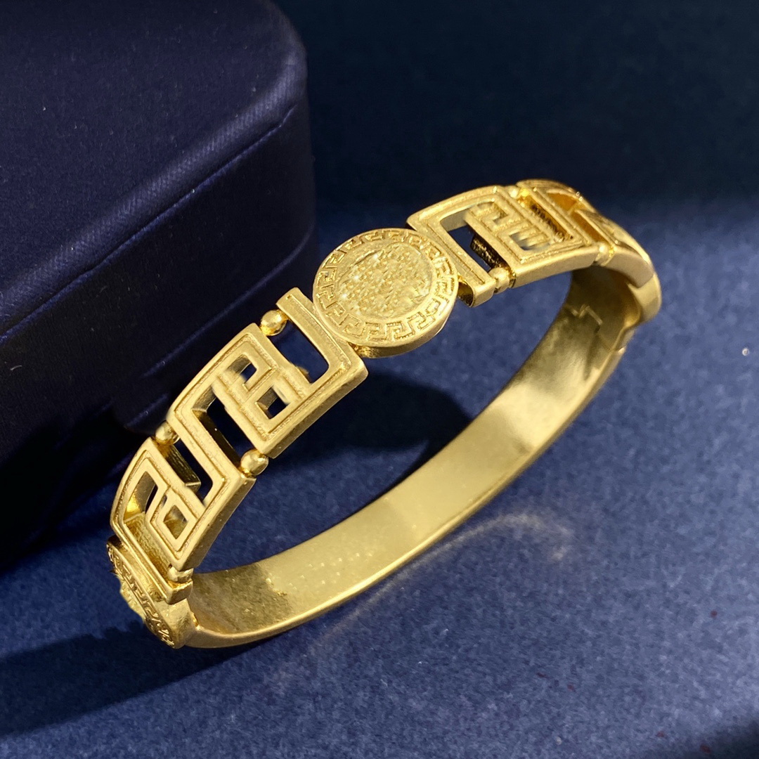 

Hollow out Bracelet Bangle Ancient Greek Mosaic Great Wall Pattern Buckle Banshee Medusa Head Portrait 18K Gold Plated Women's Jewelry Festive Party Gifts MB1 -- 02