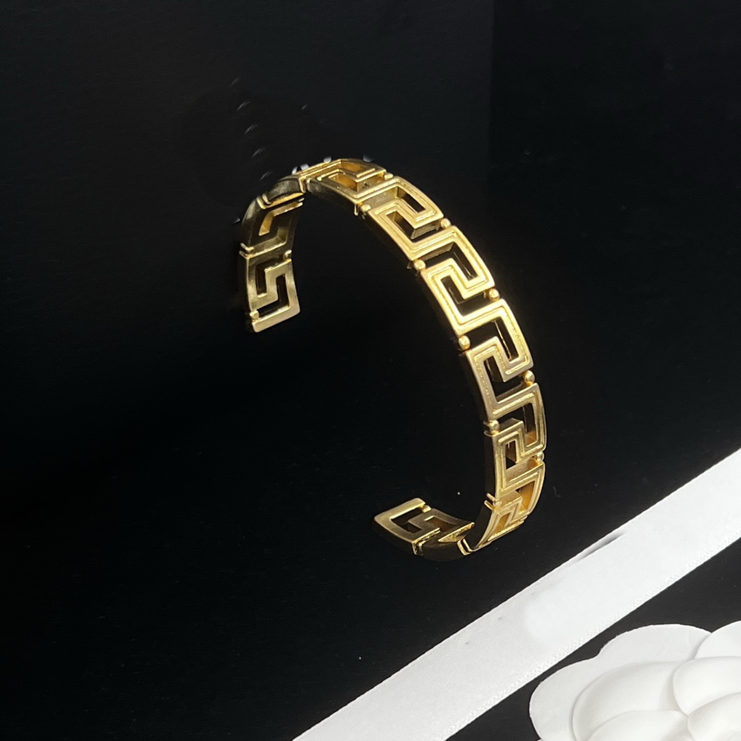 

Brass Open Bracelets ancient Greek pattern Cuff Bangle Banshee Medusa Head Portrait 18K Gold Plated Women's Designer Jewelry Festive Party Gifts MB1 --08