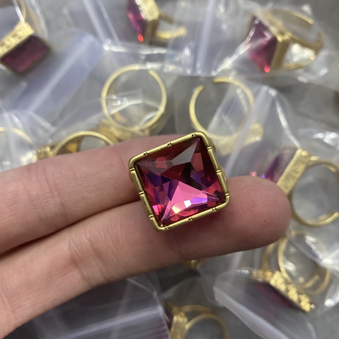 

New Designed Rings Banshee Medusa Profile Portrait Women Diamonds Meander Pattern Red Crystal Wedding Ring Designer Jewelry Birthday Festive Party Gifts MR3 --04