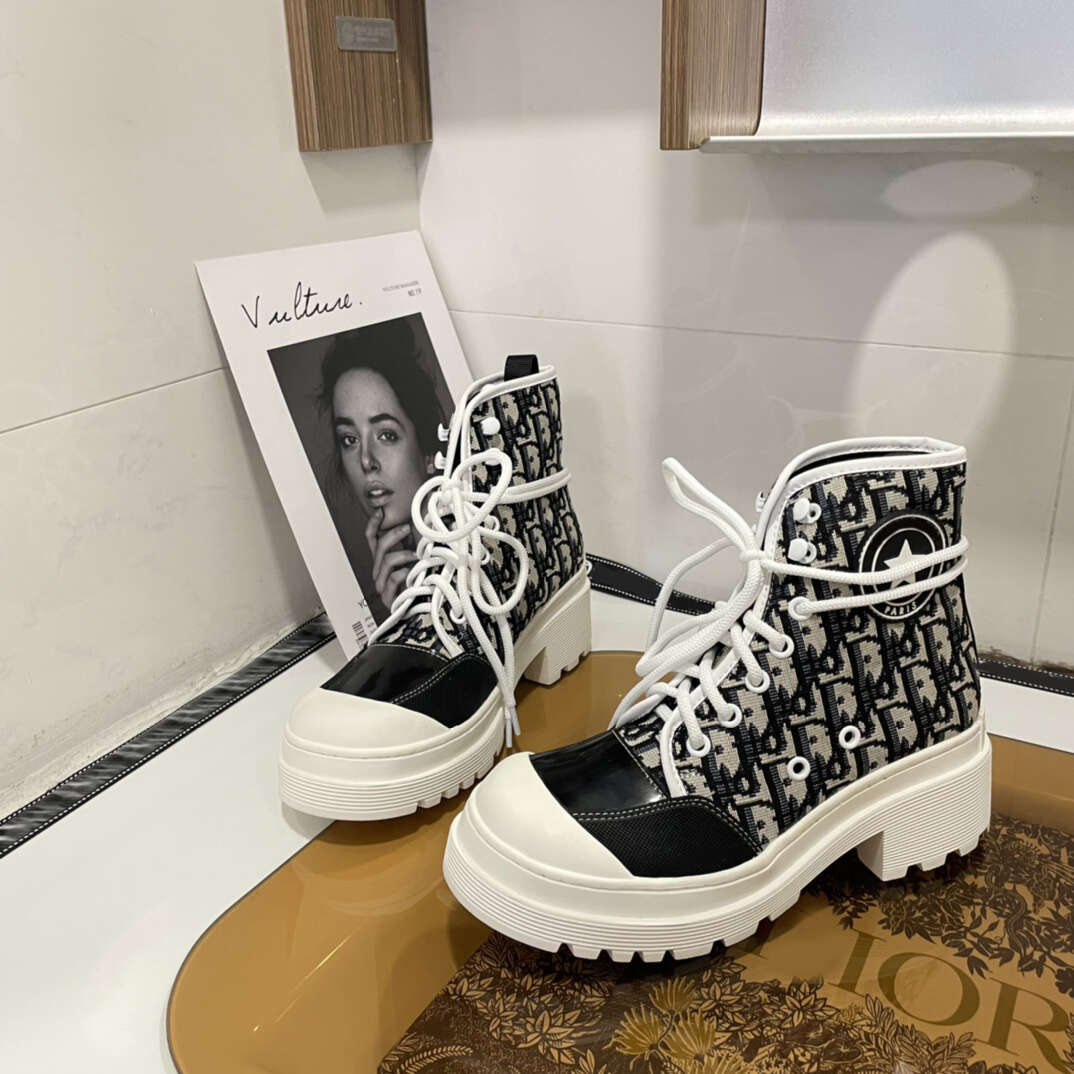 

2022 early autumn and winter new Martin Boots runway look style, Black