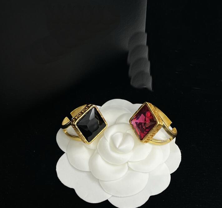 

New Designed Rings Banshee Medusa Profile Portrait Women Diamonds Meander Pattern Crystal Wedding Ring Designer Jewelry Birthday Festive Party Gifts MR3 --03