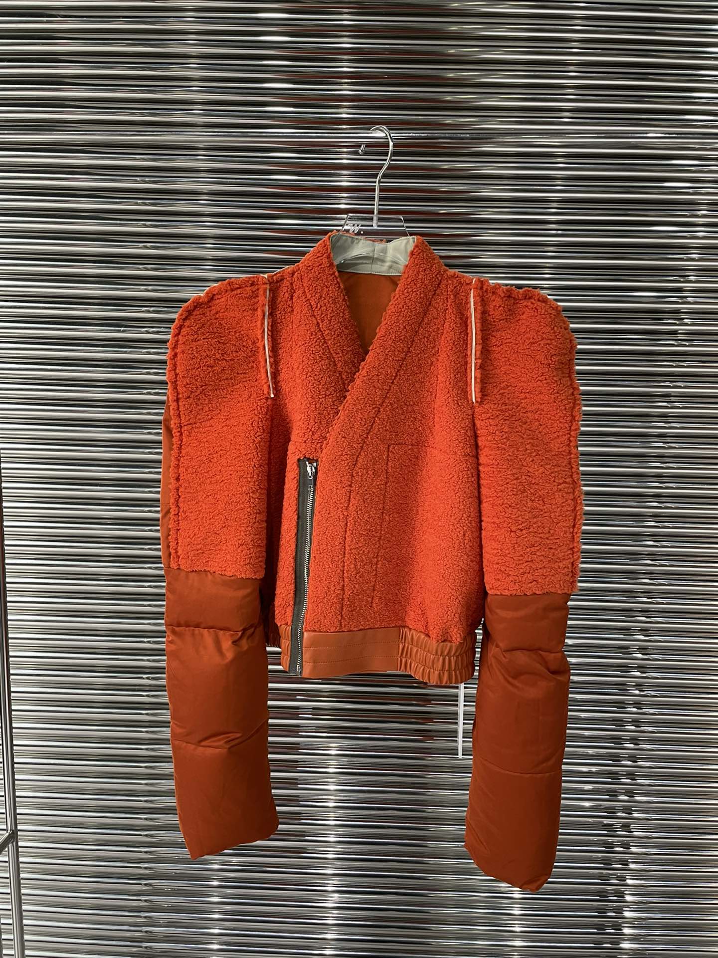

Women's Down & ParkasEuropean luxury designers design the latest plush splicing down jacket in autumn and winter, Black