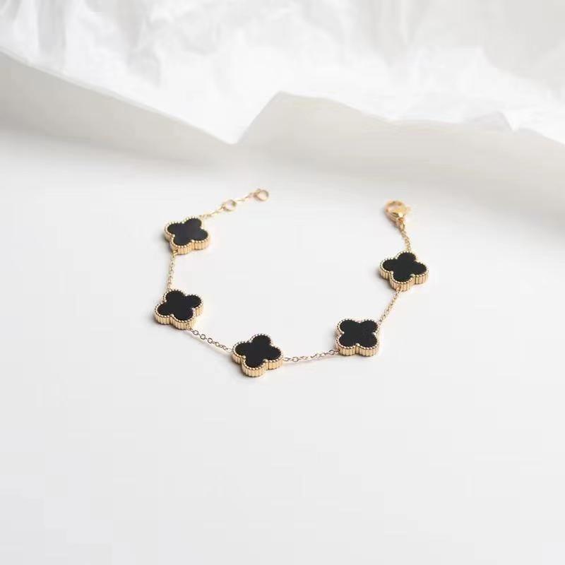 

luxury clover designer fashion charm bracelets for girls women 18K gold silver black white red green brand bracelet wedding party jewelry xx