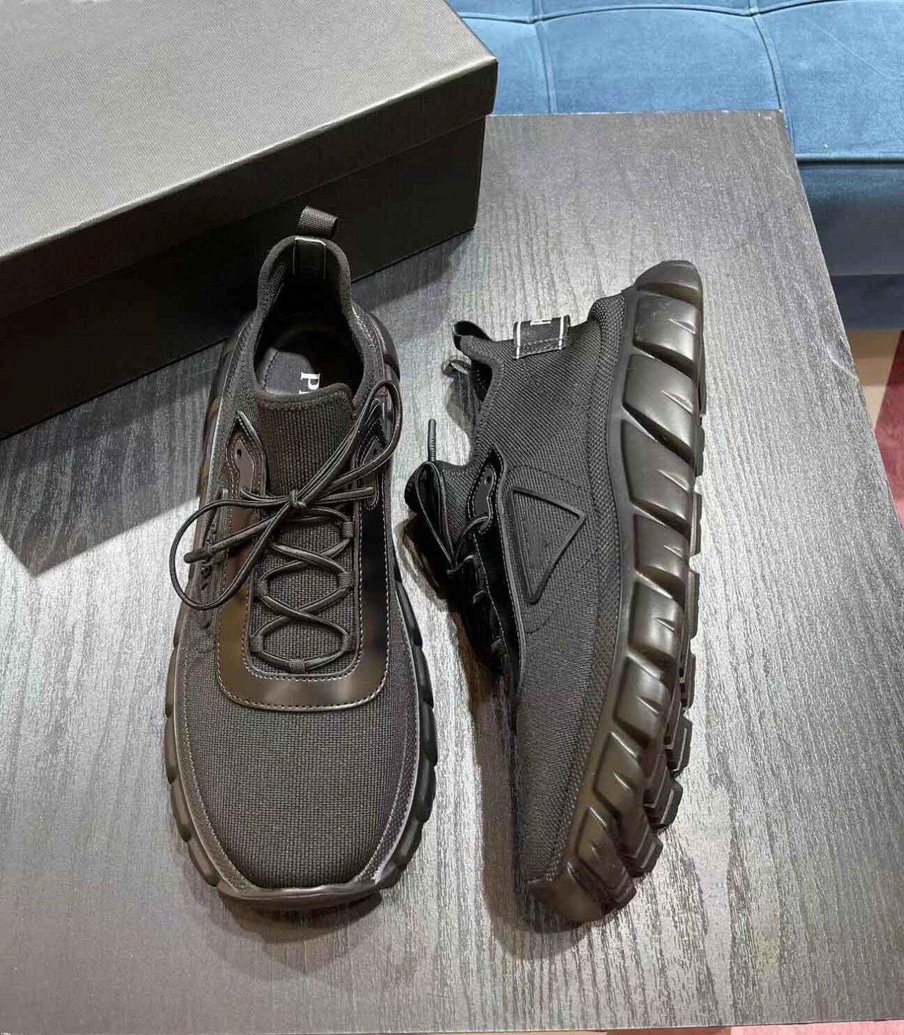 

Top Luxury Sporty Knit Fabric Leather Sneakers Shoes White Black Embossed Rubber Triangle Men Runner Trainers Mesh Breath Comfort Skateboard EU38-46