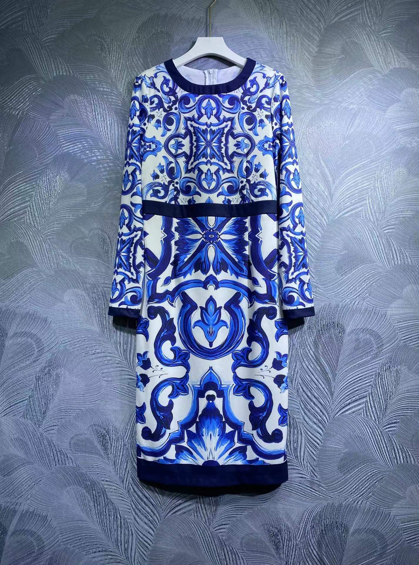 

High-quality white blue proclaim pattern elastic fabric dress