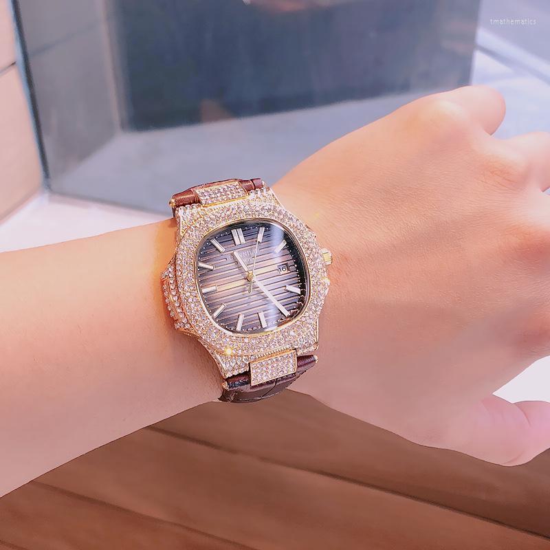 

Wristwatches Quartz Women's Watch Fashion Inlaid With Diamond Men's Calendar Leather Strap Luminous WatchWristwatches, Black grey gold