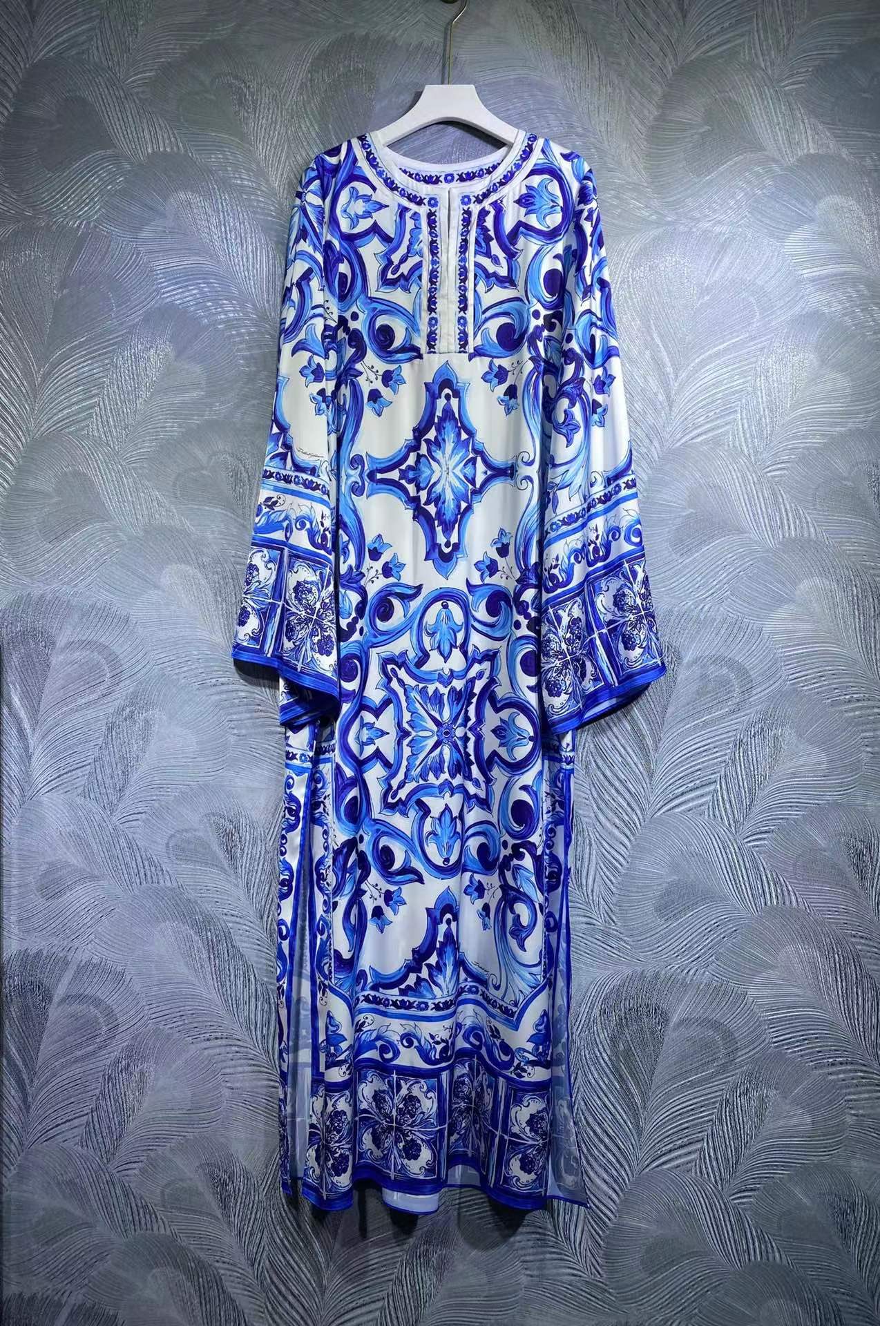 

High-quality white blue proclaim pattern loose-waist rob dress