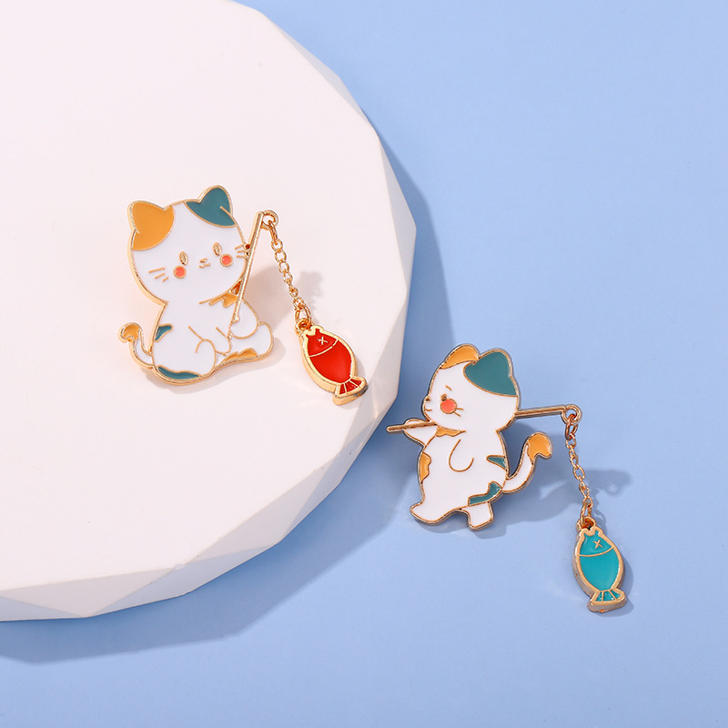 

Cute Cartoon Animal Cat with Fish Brooches Pin for Women Kids Fahsion Jewelry Shirt Coat Dress Denim Bag Decor Metal Enamel Pin
