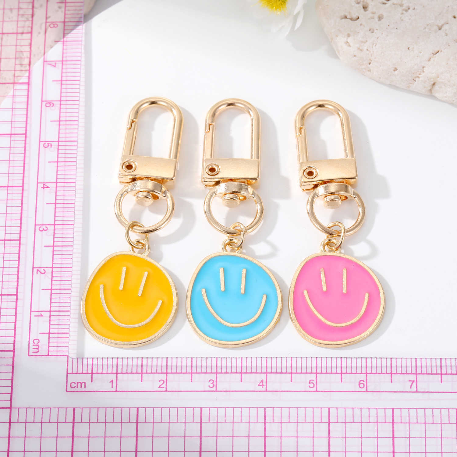 

Key chainRound and irregular lady smiling face key ring fashion gift cartoon bag Airpods box car phone accessories 1 piece of jewelry