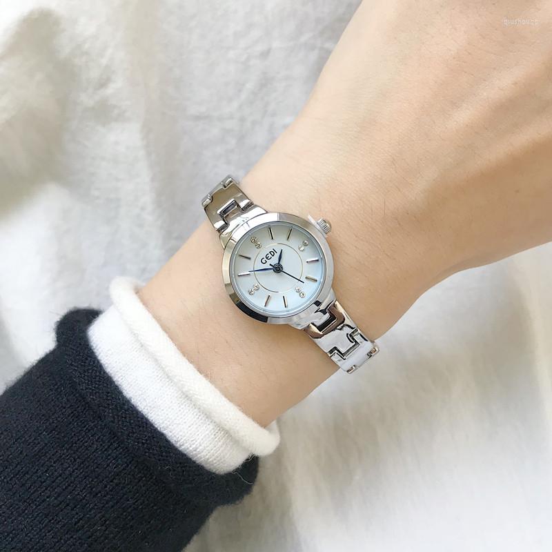 

Wristwatches Watch Female Simple Temperament Ins Wind Small Student Korean Version Wild Retro Chain Dial, Black plate