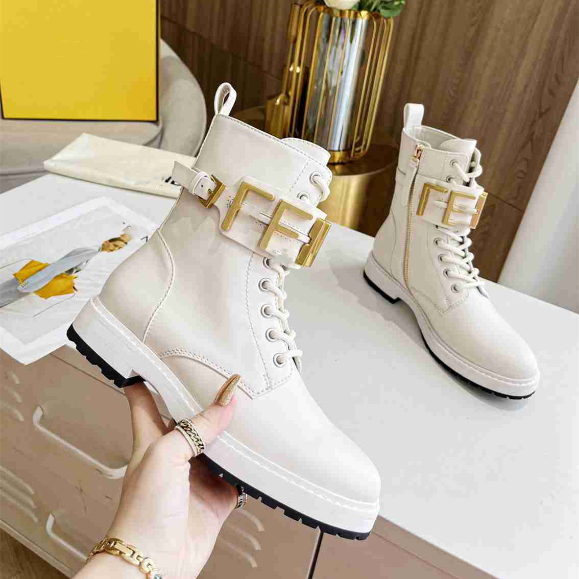 

Fashion Boots Fendyity Casual Men's Women's Autumn Winter Black White Letter Soft Comfortable Socks Boots 016