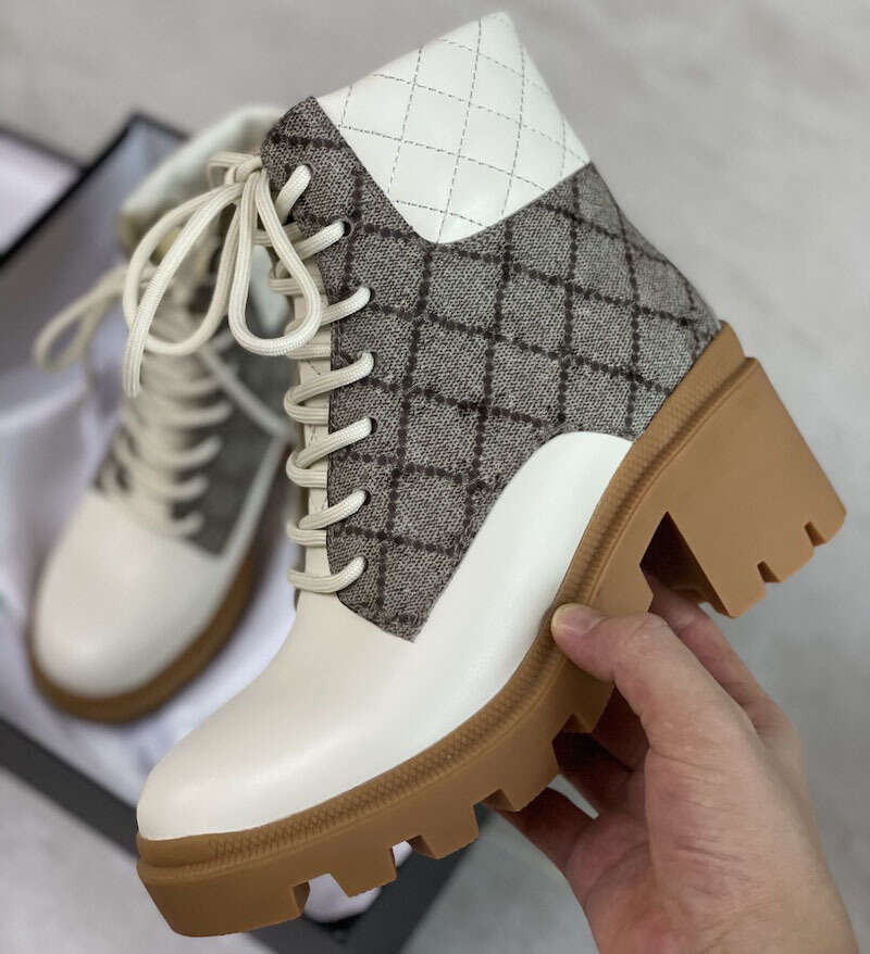 

Women's ankle boot Designer Luxury Desert Boots Beige and ebony Genuine Leather quilted Lace-up Winter Shoes Rubber lug sole, White